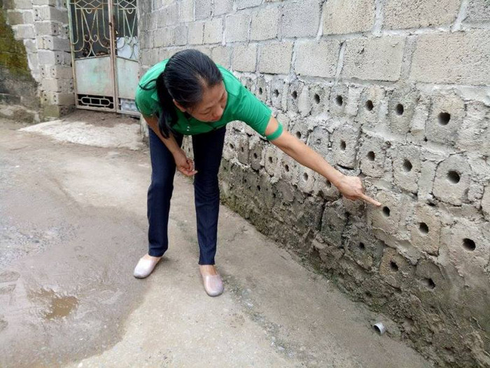 Sau trận mưa lớn đêm 19/05 lớp bùn, đất cát trôi xuống lấp trên mặt đường khu phố 6, phường Hà Lầm lên đến vài chục cm (ảnh Lê Minh) Sau trận mưa lớn đêm 19/05 lớp bùn, đất cát trôi xuống lấp trên mặt đường khu phố 6, phường Hà Lầm lên đến vài chục cm (ảnh Lê Minh)