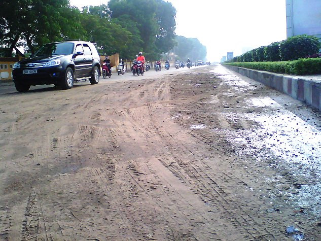 Theo ghi nhận của phóng viên Giáo dục Việt Nam, vệt dầu loang khá dày, chiều rộng chiếm hơn nửa lòng đường.