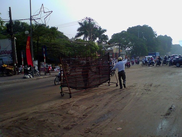 Nhiều người dân khu vực phải mang khung sắt ra để cảnh báo.