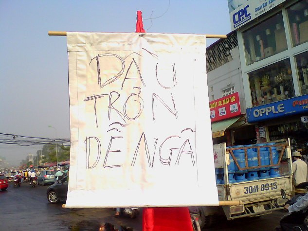 Dòng chữ cảnh báo cho người tham gia giao thông ở đoạn giữa Cầu Diễn (TT. Cầu Diễn - Từ Liêm - Hà Nội).