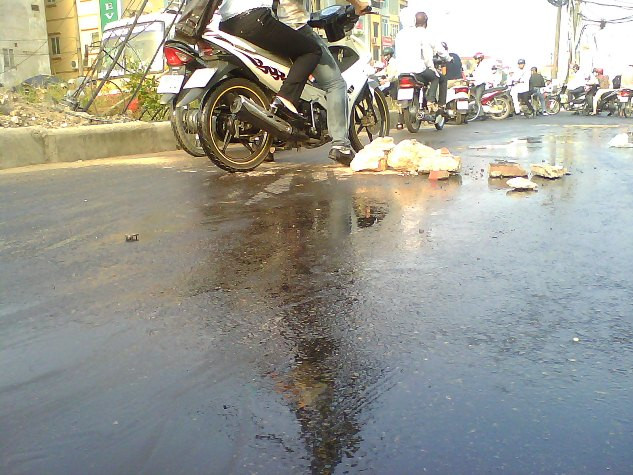 Rất may không gây hậu quả nghiêm trọng và tiếp tục lên xe đi tiếp.