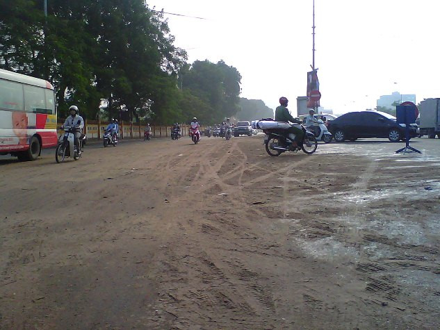 Đến khoảng 8h30' cùng ngày, vết dầu loang trơn trượt cơ bản đã được khống chế bằng cát, giao thông đã trở lại bình thường.