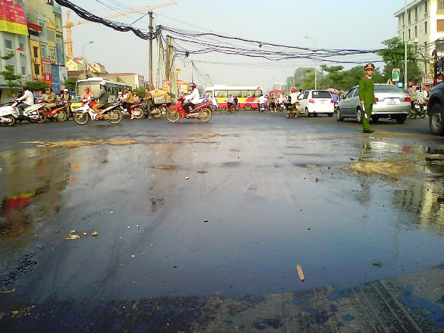 Theo người dân nơi đây, vệt dầu này xuất hiện vào rạng sáng ngày 15/10, tuy nhiên không rõ chiếc xe “thủ phạm”.