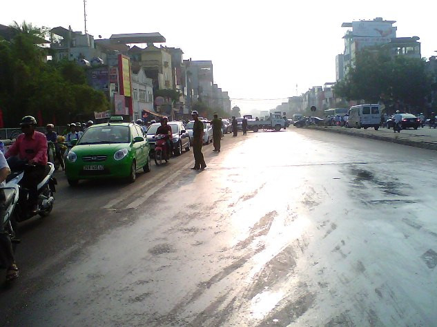 Do xảy ra vào buổi sáng nên đã khiến tình trạng tác đường cục bộ trên một đoạn đường dài.