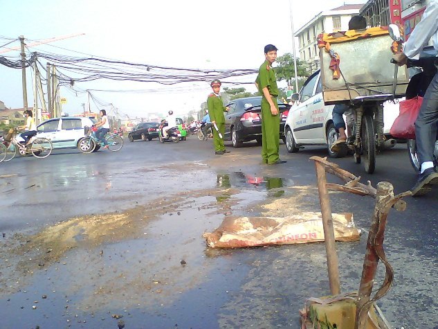 Lực lượng công an đã phải đứng làm ba-ri-e đê phân làn đường và nhắc người dân tránh vết dầu trơn trượt.