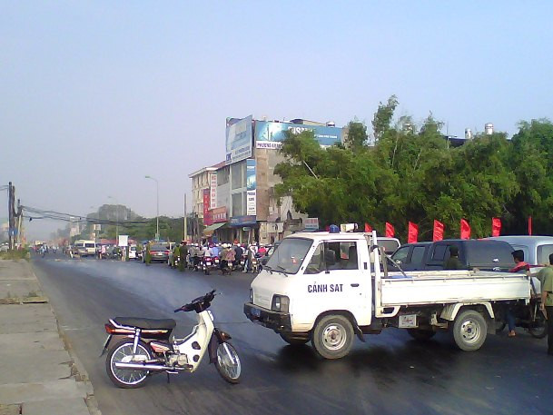 Đưa cả xe công vụ để ngăn đường và cảnh báo khu vực nguy hiểm.