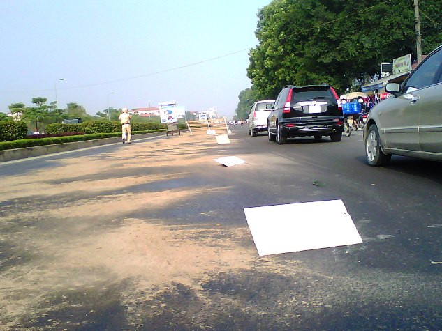 Nhiều vật dụng khác được người dân khu vực phải mang ra để cảnh báo.