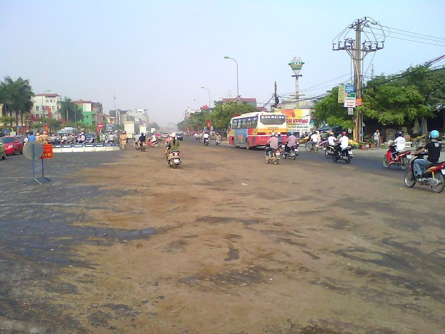 Khoảng 7h15', lực lượng chức năng phải điều một xe chở cát đế ngăn chặn vệt dầu loang.