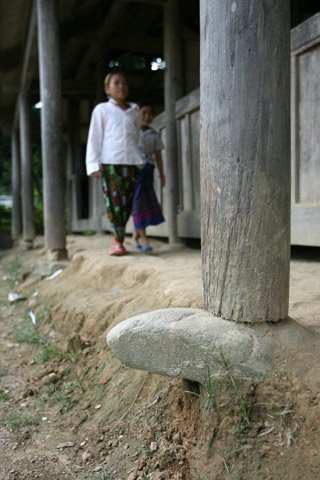 Đất dưới chân các cột chống sau nhiều năm bị nước mưa xói có thể trượt đổ bất cứ lúc nào. Đất dưới chân các cột chống sau nhiều năm bị nước mưa xói có thể trượt đổ bất cứ lúc nào.