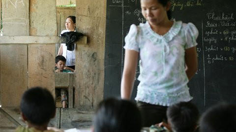 Vách ngăn giữa lớp 3B và lớp 4B đã thủng từ lâu. Vách ngăn giữa lớp 3B và lớp 4B đã thủng từ lâu.