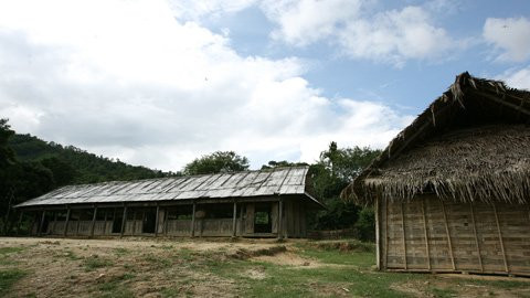 Điểm trường Huồi Muồng gồm 5 lớp học được xây dựng theo phương thức nhà nước và nhân dân cùng làm đã được hơn 10 năm, nay đang xuống cấp nghiêm trọng. Điểm trường Huồi Muồng gồm 5 lớp học được xây dựng theo phương thức nhà nước và nhân dân cùng làm đã được hơn 10 năm, nay đang xuống cấp nghiêm trọng.