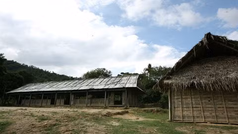 Điểm trường Huồi Muồng gồm 5 lớp học được xây dựng theo phương thức nhà nước và nhân dân cùng làm đã được hơn 10 năm, nay đang xuống cấp nghiêm trọng.