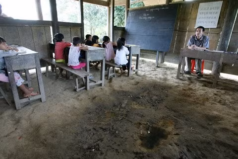 Lớp 2B do thầy Lang Văn Sơn làm chủ nhiệm phải dồn hết sang một phía để tránh nửa bị dột.