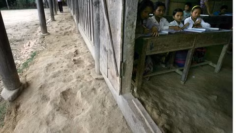 Không ít em học sinh ngã vì nền đất lồi lõm như thế này.