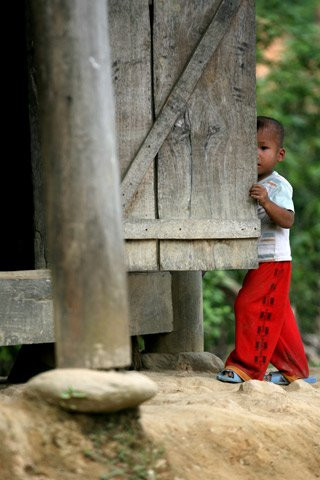 Không chỉ ảnh hưởng về chất lượng dạy, học, nguy hiểm còn luôn rình rập tính mạng của các giáo viên, học trò nơi đây. Không chỉ ảnh hưởng về chất lượng dạy, học, nguy hiểm còn luôn rình rập tính mạng của các giáo viên, học trò nơi đây.