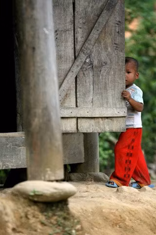 Không chỉ ảnh hưởng về chất lượng dạy, học, nguy hiểm còn luôn rình rập tính mạng của các giáo viên, học trò nơi đây.