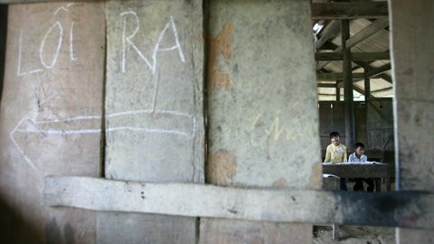 Một khoảng thủng được thầy cô tự vá bằng mấy tấm ván bỏ đi từ công trường xây dựng. Một khoảng thủng được thầy cô tự vá bằng mấy tấm ván bỏ đi từ công trường xây dựng.