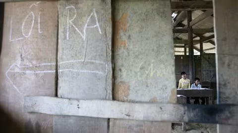 Một khoảng thủng được thầy cô tự vá bằng mấy tấm ván bỏ đi từ công trường xây dựng.