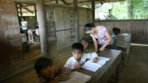 Khoảng thủng giữa lớp 5C với lớp 4B rộng rãi như một chiếc cửa ra vào. Khoảng thủng giữa lớp 5C với lớp 4B rộng rãi như một chiếc cửa ra vào.