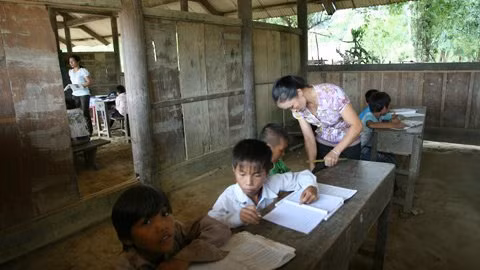 Khoảng thủng giữa lớp 5C với lớp 4B rộng rãi như một chiếc cửa ra vào.