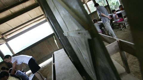 Toàn bộ dãy phòng học gồm 4 lớp đều được thông nhau bằng những lỗ thủng thế này. Toàn bộ dãy phòng học gồm 4 lớp đều được thông nhau bằng những lỗ thủng thế này.