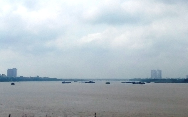 Nhiều tàu, thuyền tập trung hút cát, thậm chí có những tàu tiến sát vào khu vực gần bờ để tận thu khoáng sản (Ảnh Minh Chí)