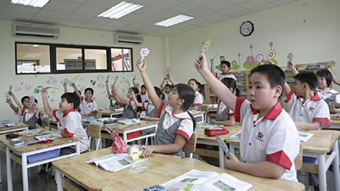 Phụ huynh sợ con mình bị trù ẻo nên đều "tự nguyện" nộp các khoản phụ phí Phụ huynh sợ con mình bị trù ẻo nên đều