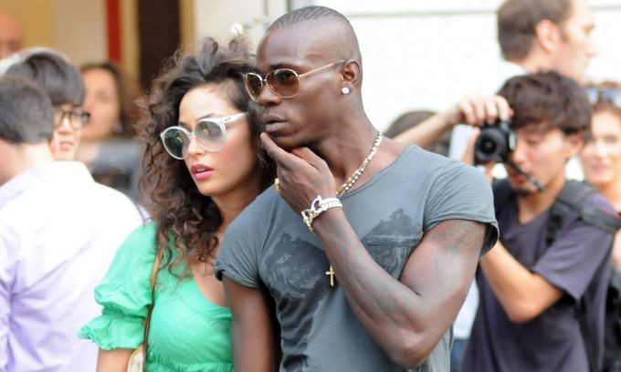 'Ngựa chứng' Balotelli tháp tùng bồ cũ Ronaldo đi mua sắm ảnh 2