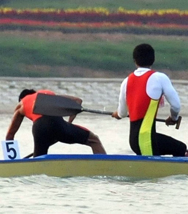 VĐV Trung Quốc giơ mái chèo choảng nhau tóe máu ảnh 4