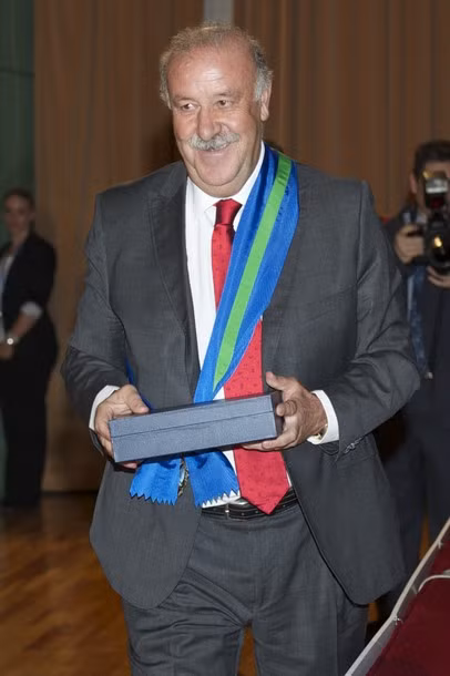 Thầy trò Del Bosque tươi rói nhận huy chương của Hoàng gia ảnh 15