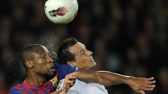 Góc ảnh: Villa ôm đầu, Messi sút trượt 11m, Pep cúi mặt ảnh 1