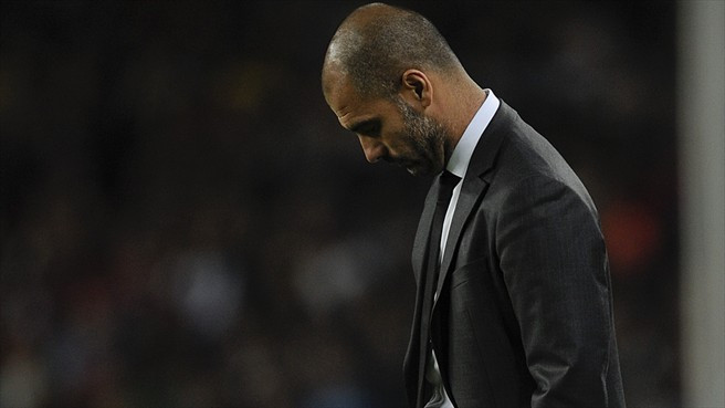 Góc ảnh: Villa ôm đầu, Messi sút trượt 11m, Pep cúi mặt ảnh 11