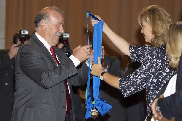 Thầy trò Del Bosque tươi rói nhận huy chương của Hoàng gia ảnh 13