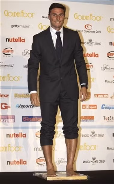 Giggs, Zanetti, Gullit xắn quần 'khoe' chân ở Monaco ảnh 3