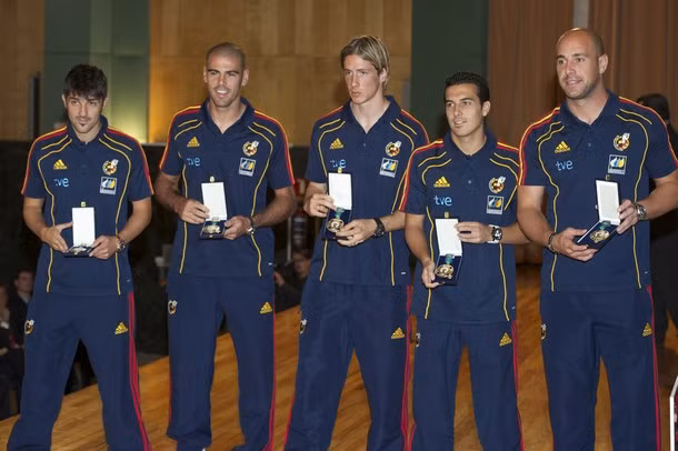 Thầy trò Del Bosque tươi rói nhận huy chương của Hoàng gia ảnh 4