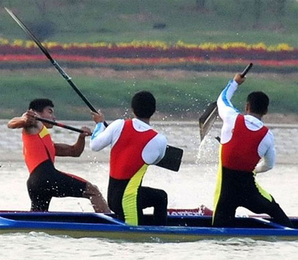 VĐV Trung Quốc giơ mái chèo choảng nhau tóe máu ảnh 3