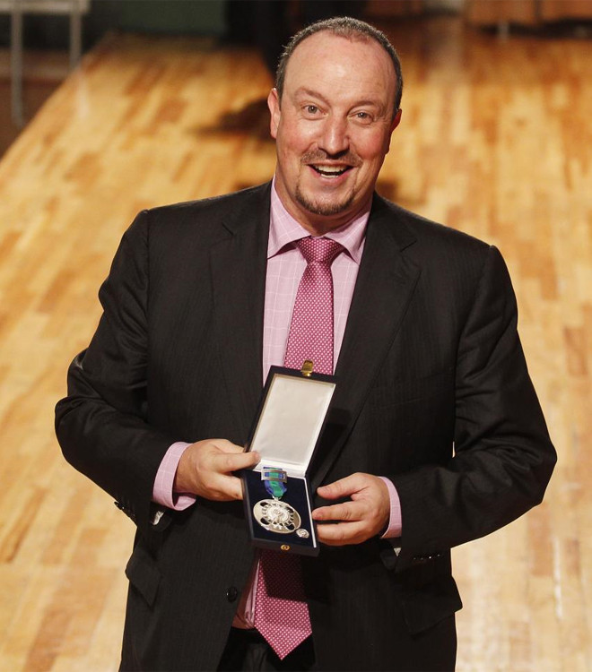 Thầy trò Del Bosque tươi rói nhận huy chương của Hoàng gia ảnh 16