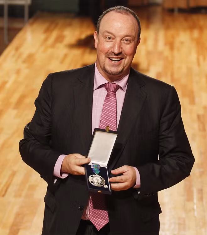 Thầy trò Del Bosque tươi rói nhận huy chương của Hoàng gia ảnh 16