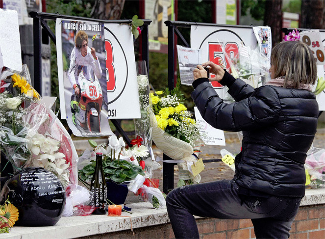 Thắp nến tưởng nhớ tay đua bạc phận Simoncelli ảnh 1