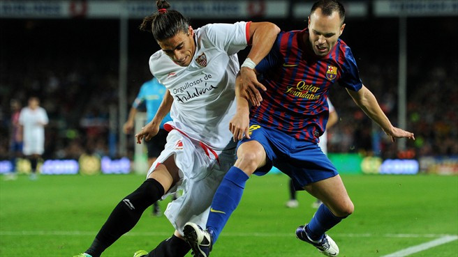 Góc ảnh: Villa ôm đầu, Messi sút trượt 11m, Pep cúi mặt ảnh 8