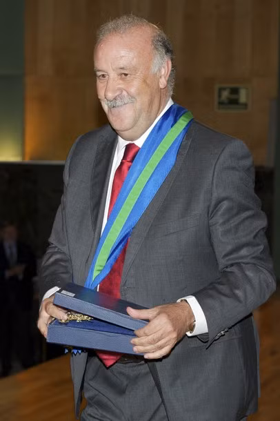 Thầy trò Del Bosque tươi rói nhận huy chương của Hoàng gia ảnh 12