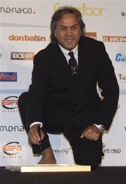 Giggs, Zanetti, Gullit xắn quần 'khoe' chân ở Monaco ảnh 15