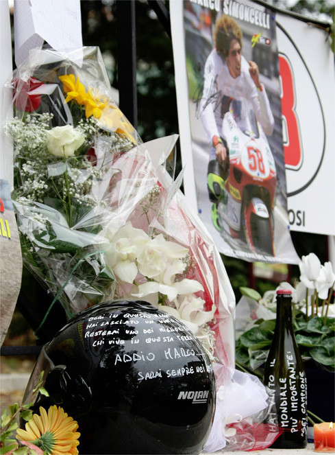 Thắp nến tưởng nhớ tay đua bạc phận Simoncelli ảnh 5