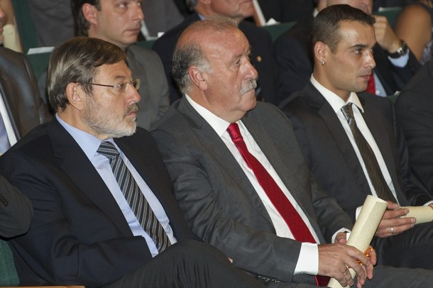 Thầy trò Del Bosque tươi rói nhận huy chương của Hoàng gia ảnh 8