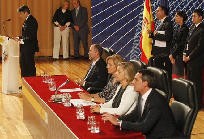 Thầy trò Del Bosque tươi rói nhận huy chương của Hoàng gia ảnh 2