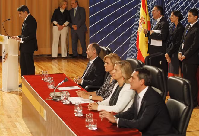 Thầy trò Del Bosque tươi rói nhận huy chương của Hoàng gia ảnh 2