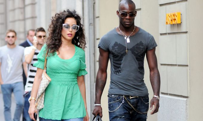 'Ngựa chứng' Balotelli tháp tùng bồ cũ Ronaldo đi mua sắm ảnh 6