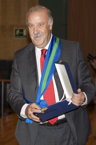 Thầy trò Del Bosque tươi rói nhận huy chương của Hoàng gia ảnh 7