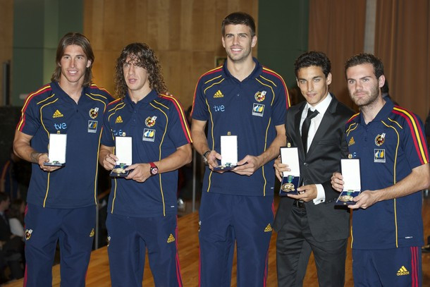 Thầy trò Del Bosque tươi rói nhận huy chương của Hoàng gia ảnh 1