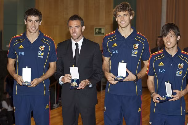 Thầy trò Del Bosque tươi rói nhận huy chương của Hoàng gia ảnh 6